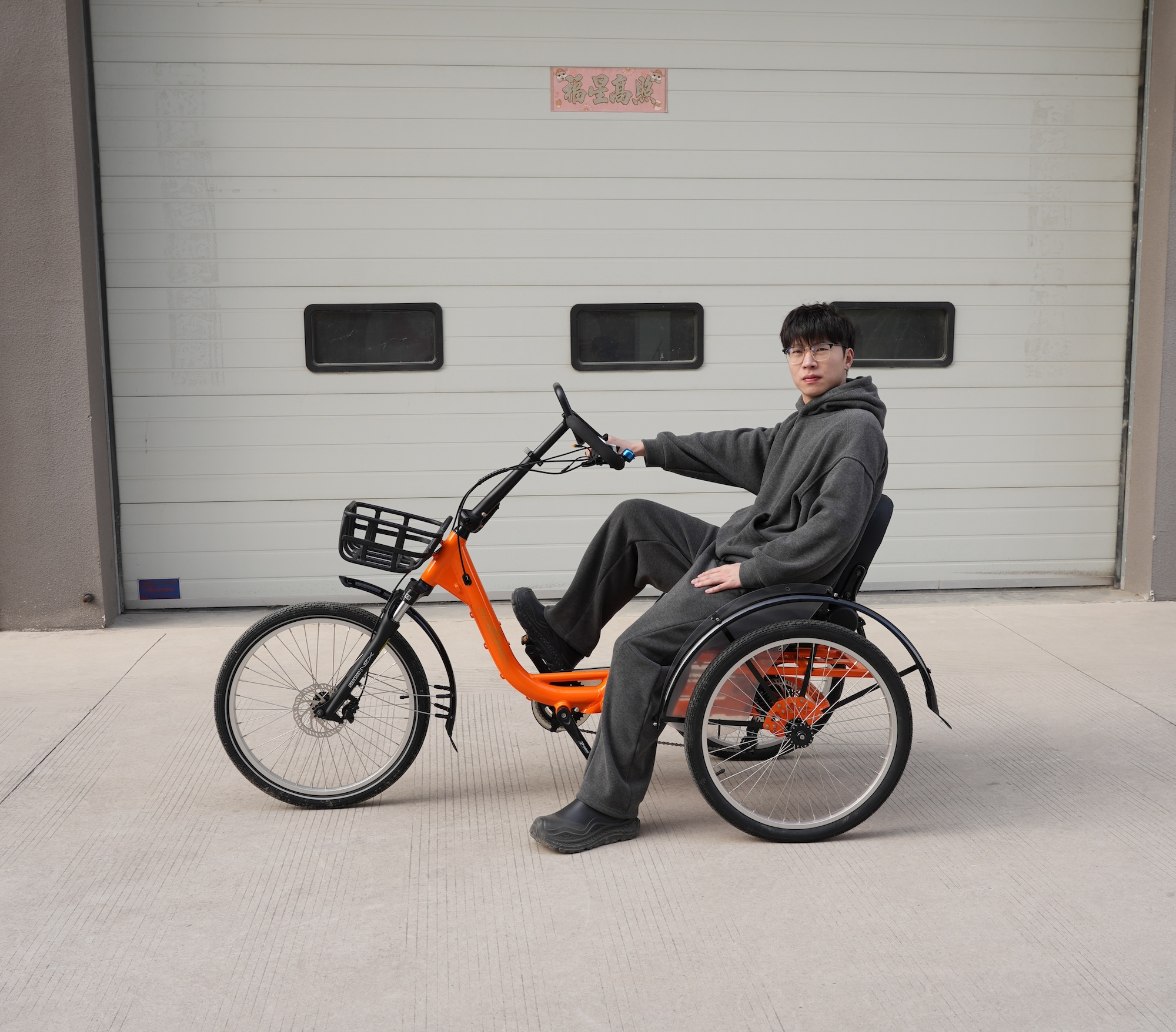 Factory Frigate Human-powered Tricycle Capable of Carrying Goods
